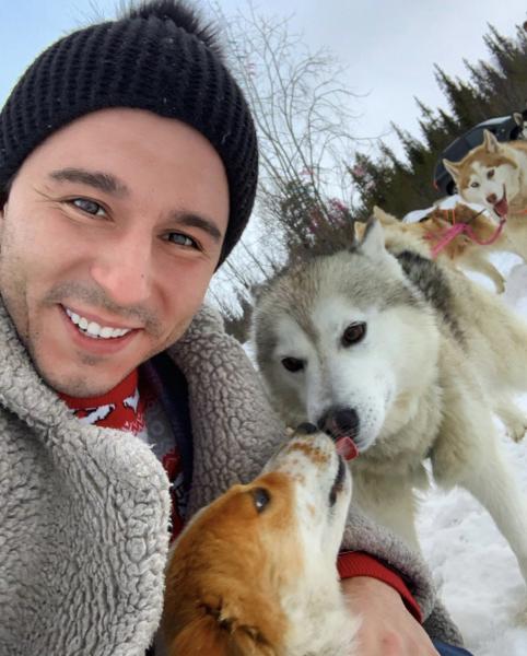 Телеведущий Роман Миров отпраздновал День всех влюблённых с псом Мухтаром и сучкой Бусинкой.