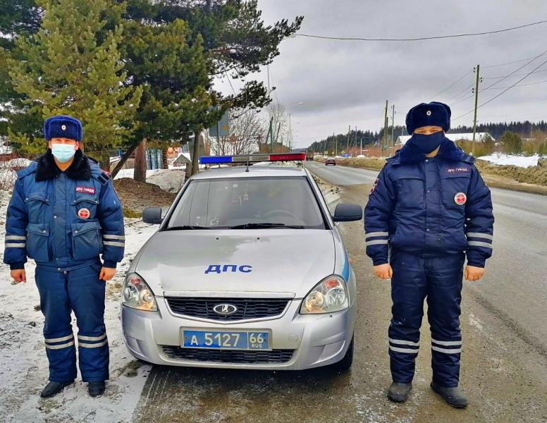 Свердловские полицейские оказали помощь замерзающим на дороге жителям Североуральска