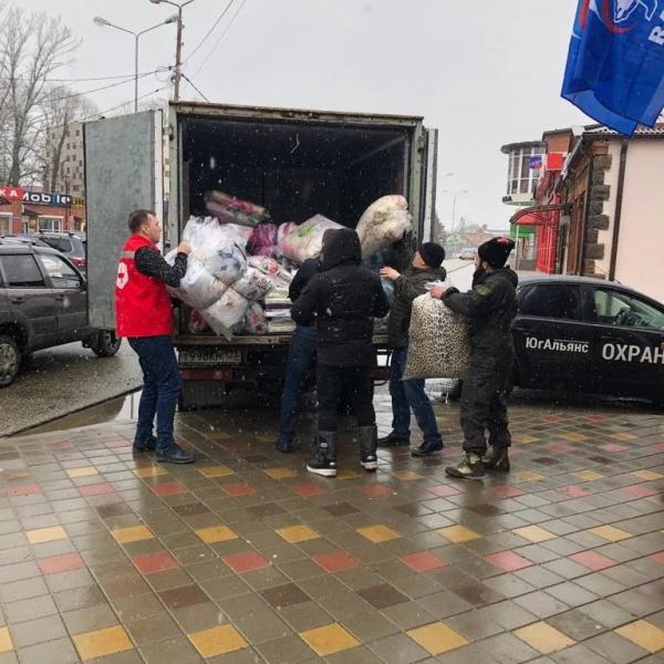 В Апшеронском районе продолжается выдача гуманитарной помощи вынужденным беженцам из ДНР и ЛНР