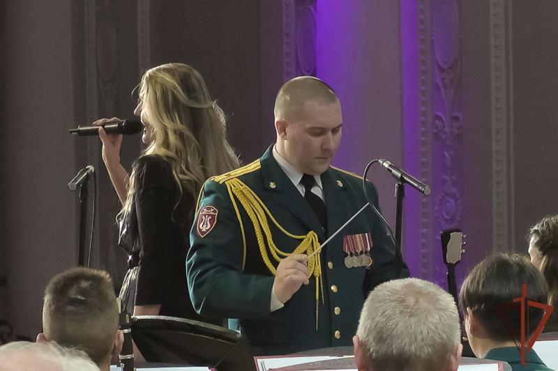 Оркестр штаба Уральского округа Росгвардии дал большой концерт на сцене Свердловской государственной филармонии.