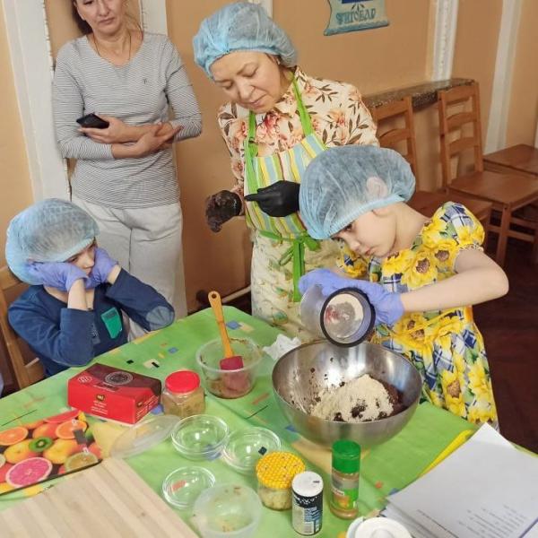 Волонтеры научили детей делать полезные конфеты