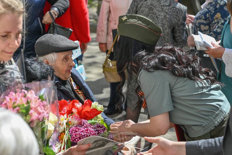 На Ставрополье росгвардейцы поддержали акцию «Концерт у дома ветерана»