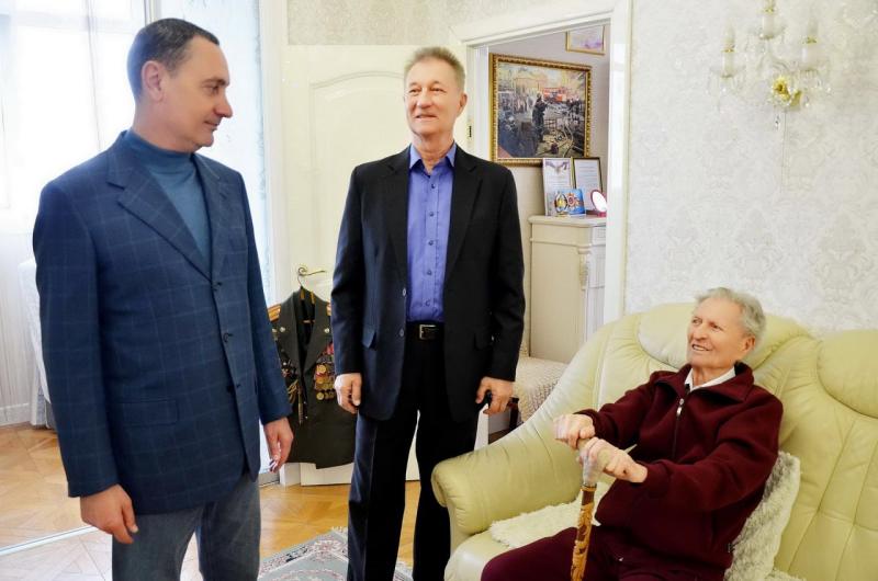 Депутат ЗСК Виктор Тепляков поздравил ветеранов с Днём Победы