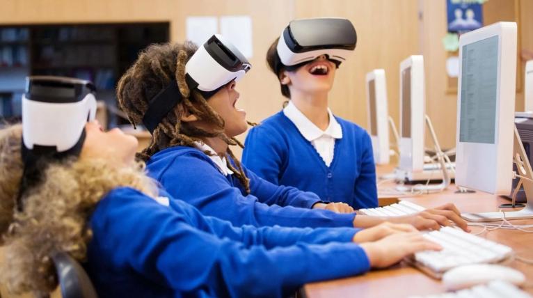 В Смоленской области началось обсуждение возможностей масштабирования сверхсовременного образовательного VR-проекта одной из крупнейших ИТ-компаний в России LASERWAR