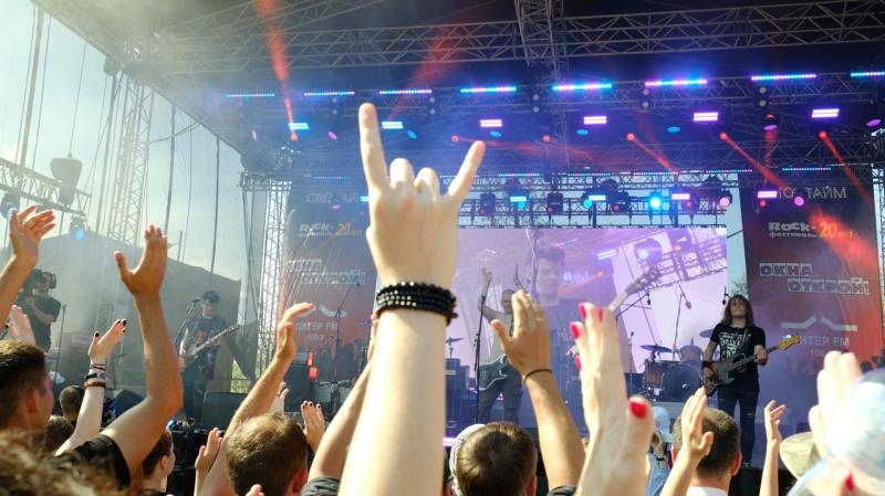 В парке 300-летия Петербурга прошел юбилейный рок-фестиваль «Окна открой»