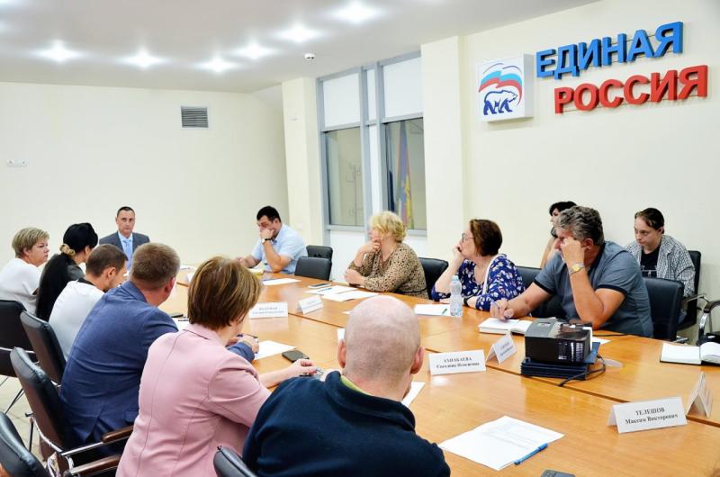Депутат ЗСК Виктор Тепляков провёл совещание по теме сохранения пальм от вредителей