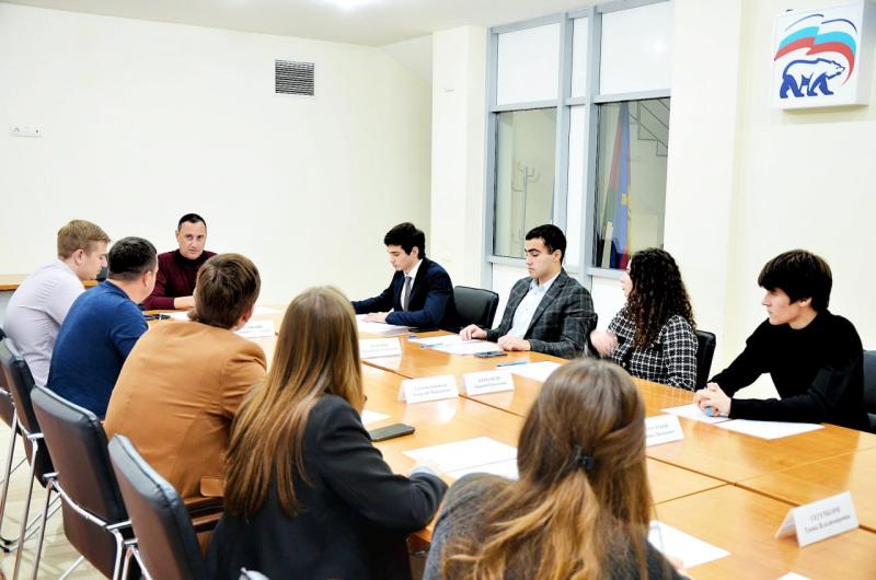 Депутат ЗСК Виктор Тепляков обсудил ряд мероприятий для молодёжи Сочи с активом МГЕР