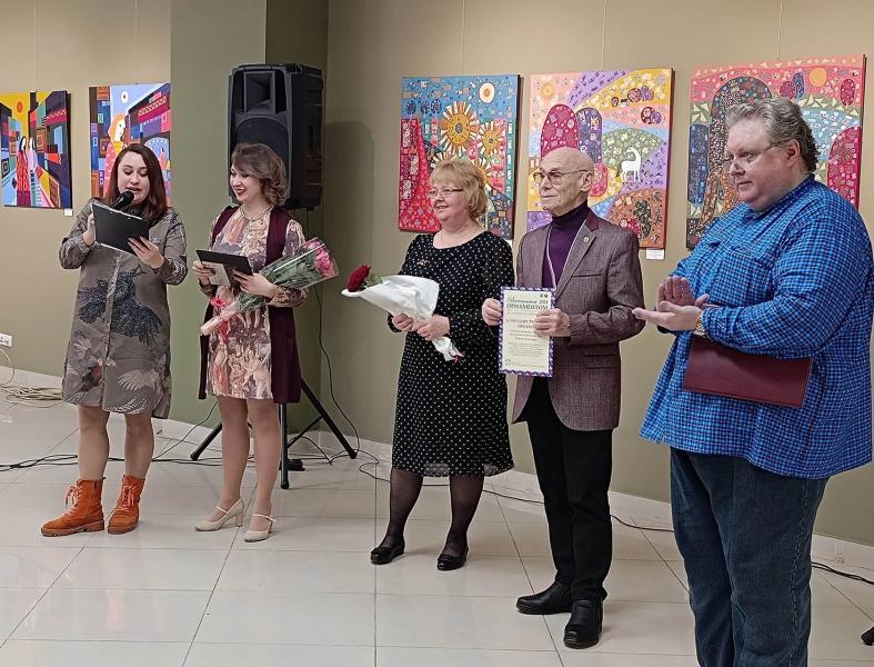 Известный российский художник Алексей Акиндинов участвует в выставке "Вдохновение орнаментом" со своими последователями и единомышленниками.