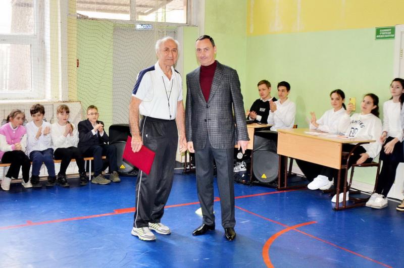 Депутат ЗСК Виктор Тепляков наградил Благодарственным письмом заслуженного учителя Кубани