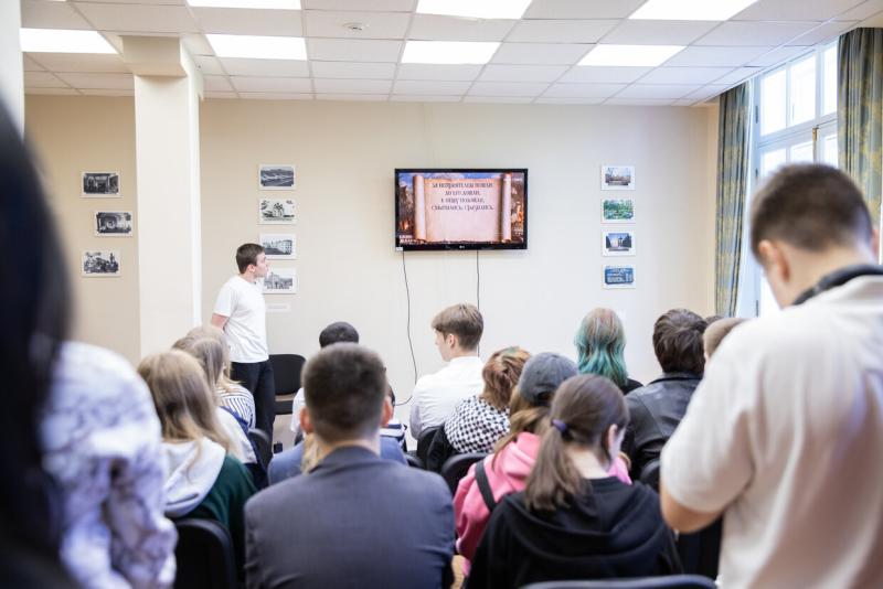 В Чесменском дворце провели экскурсию для школьников