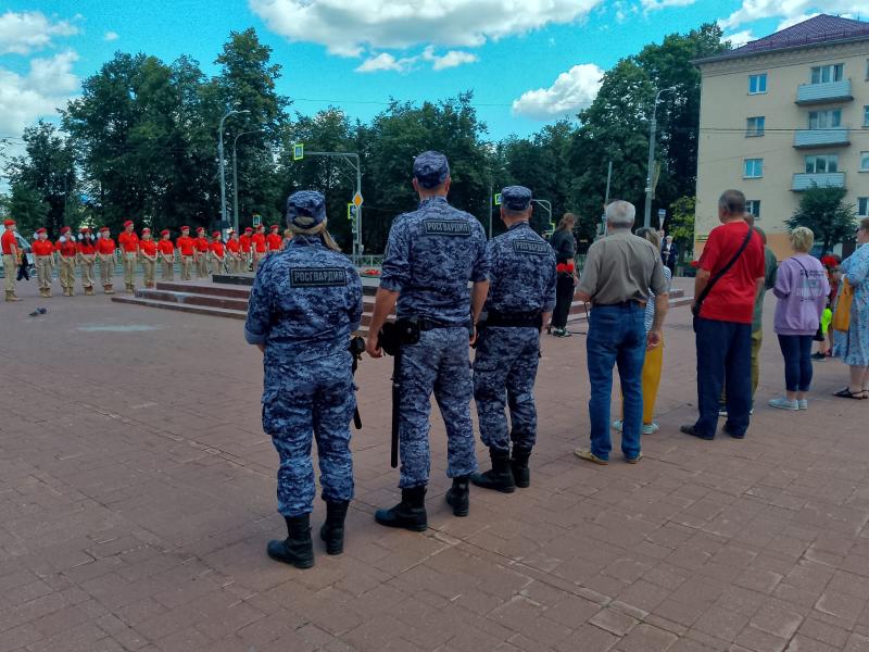 Росгвардейцы возложили цветы к Вечному огню