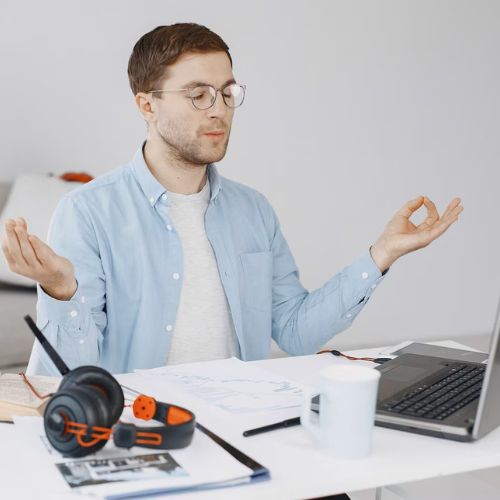 «Забыл, как отдыхать»: 3 способа, как переключиться с работы на майские праздники