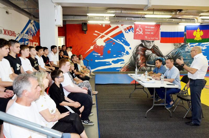 Депутат ЗСК Виктор Тепляков принял участие в торжественном собрании спортшколы №16 в Сочи