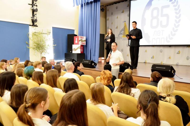 Депутат ЗСК Виктор Тепляков поздравил педагогов и студентов Сочи с Днём среднего профобразования