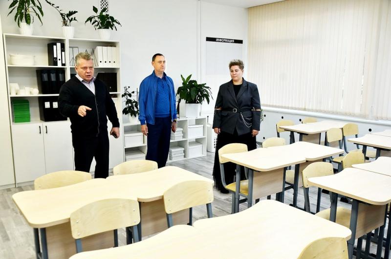 Депутат ЗСК Виктор Тепляков оценил обновление материально-технической базы гимназии №8 в Сочи