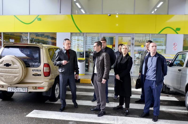 Депутат ЗСК Виктор Тепляков проверил состояние автозаправок в Сочи