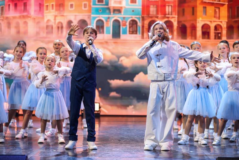 Родион Газманов, Диана Гурцкая, Аскар Абдразаков и другие российские артисты на концерте детского эстрадного хора «Гордость»
