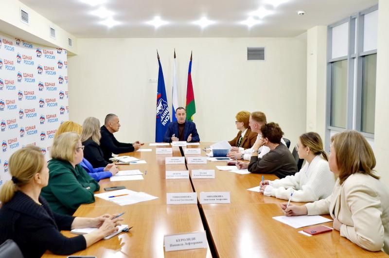 Депутат ЗСК Виктор Тепляков  провёл совещание на тему противооползневых работы в экоцентре Сочи